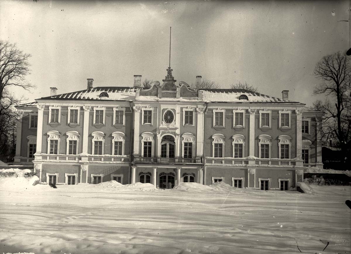 Tallinn (Reval). The facade of Kadriorg Palace in winter - Kadrioru lossi pea fassaad talvel, 1924